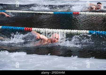 Vilnius, Lituanie. 6 mars 2021. Un nageur participe à une course de natation d'hiver sur le lac Vert à Vilnius, Lituanie, le 6 mars 2021. Une course de natation d'hiver de 25 mètres a eu lieu ici samedi. Credit: Alfredas Pliadis/Xinhua/Alamy Live News Banque D'Images