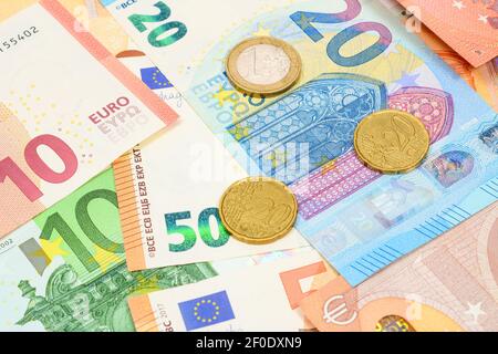 Pièces en euros et billets de différentes valeurs. Divers monnaie de l'UE pour le fond et la texture. Vue de dessus de la fenêtre de gros plan de l'Allemagne. Banque D'Images
