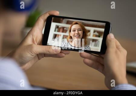 Femme engagée dans une réunion en ligne sur smartphone Banque D'Images