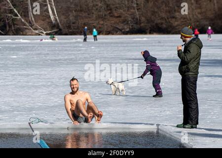 Vilnius, Lituanie. 6 mars 2021. Un nageur participe à une course de natation d'hiver sur le lac Vert à Vilnius, Lituanie, le 6 mars 2021. Une course de natation d'hiver de 25 mètres a eu lieu ici samedi. Credit: Alfredas Pliadis/Xinhua/Alamy Live News Banque D'Images