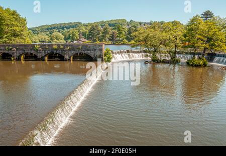 Le déversoir Horseshoe à River Derwent de Belper North Mill, l'une des usines Derwent Valley de Derbyshire, Angleterre, Royaume-Uni Banque D'Images