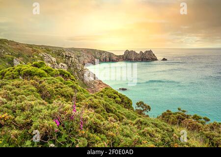 Coucher de soleil dans un paysage côtier près de Porthcurno, Cornouailles, Angleterre, Royaume-Uni Banque D'Images