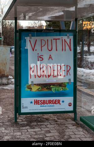 V. Poutine est un meurtrier. Affiche manuscrite sur l'arrêt de bus dans le quartier Munkkiniemi d'Helsinki, en Finlande. Banque D'Images