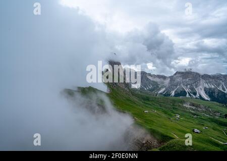 Nuages autour de Seceda dans les Dolomites italiens. Banque D'Images