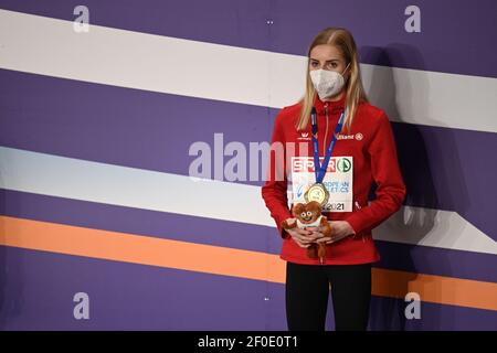Elise Vanderelst, Belgique, célèbre sur le podium après avoir remporté la course féminine de 1500m aux championnats européens d'athlétisme en salle, à Torun, en Pologne Banque D'Images