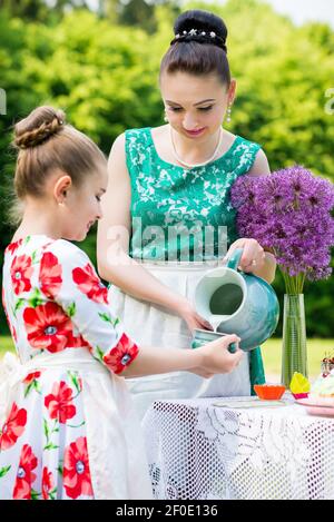 Mère et fille cupcakes cuisine Banque D'Images