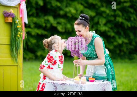 Mère et fille cupcakes cuisine Banque D'Images