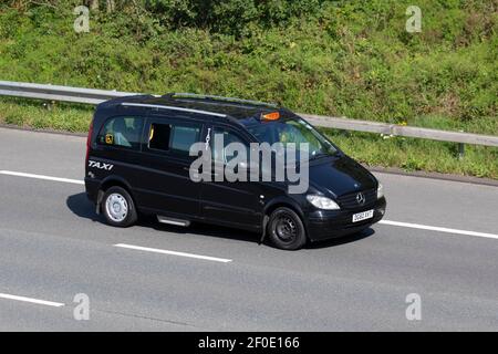 2010 Mercedes Benz Vito 111 CDI Compact Traveliner noir ; circulation automobile, véhicules en mouvement, voitures, minibus LCV conduite sur les routes britanniques, moteurs, conduite sur le réseau routier de l'autoroute M6 Banque D'Images