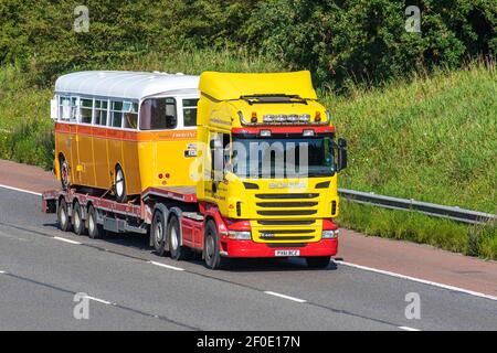 Llansilin Tractors Ltd Vintage Maltais bus sur transport livraison camion, camion, véhicules lourds, transport de bus Vintage, camion,Porte-véhicule, chargeur bas de véhicule R480 Scania, industrie européenne du transport commercial HGV, M6 à Manchester, Royaume-Uni Banque D'Images