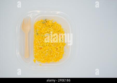 Salade russe dans un récipient en plastique. Espagne. Banque D'Images