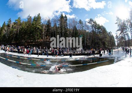 Vilnius, Lituanie. 6 mars 2021. Les nageurs participent à une course de natation d'hiver sur le lac vert à Vilnius, en Lituanie, le 6 mars 2021. Une course de natation d'hiver de 25 mètres a eu lieu ici samedi. Credit: Alfredas Pliadis/Xinhua/Alamy Live News Banque D'Images