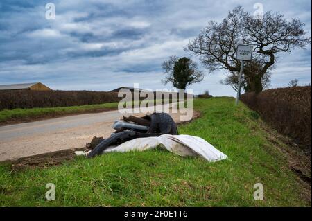 Leicestershire, Angleterre, Royaume-Uni – le vol-pourboires illégaux sur une route à voie unique isolée à un endroit de passage Banque D'Images