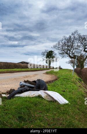 Leicestershire, Angleterre, Royaume-Uni – le vol-pourboires illégaux sur une route à voie unique isolée à un endroit de passage Banque D'Images