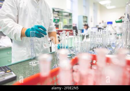 Concept de laboratoire de chimie, un scientifique conduit des expériences dans un laboratoire de chimie Banque D'Images