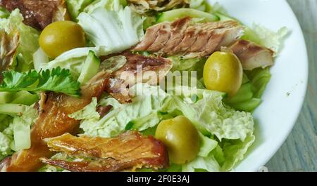 Salade méditerranéenne de thon aux légumes de printemps en gros plan Banque D'Images