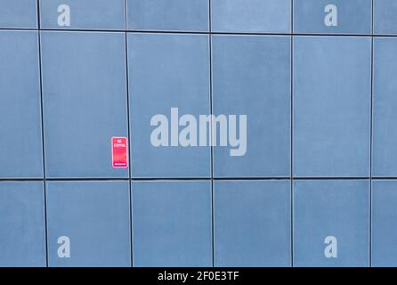 Un panneau rouge sans escale sur un mur à carreaux gris bleu pâle sur le côté d'un bâtiment à Sydney, Nouvelle-Galles du Sud, Australie Banque D'Images