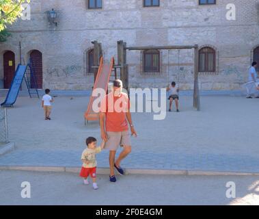 PARQUE INFANTIL CON LA FACHADA NORTE DE LA IGLESIA DE SAN VICENTE MARTIR DETRAS. Emplacement : EXTÉRIEUR. PARACUELLOS DEL JARAMA. MADRID. ESPAGNE. Banque D'Images