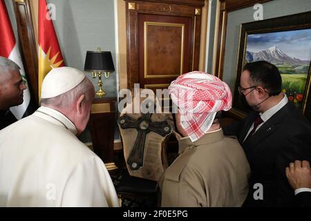 Erbil, Irak. 07e mars 2021. Le pape François (L) et le chef du Parti démocratique du Kurdistan ( KDP ) Masud Barzani ( R) regardant un crucifix à Arbil, capitale du Kurdistan autonome, en Irak, le 07 mars 2021. La visite historique de 4 jours en Irak est le premier voyage international papal depuis la vedette de la pandémie de Covid-19. Photo : Vatican Media via ABACAPRESS.COM Credit: Abaca Press/Alamy Live News Banque D'Images