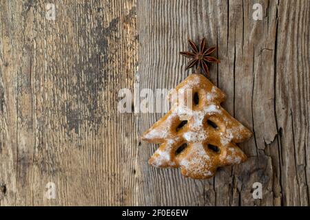 Biscuits aux arbres de Noël sur fond de bois. La nourriture du nouvel an. Étoile anis. Produits de boulangerie de fête. Pain d'épice sur la table. Sucre glace sucré goût se Banque D'Images