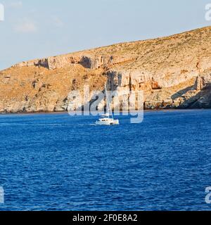 Voile près de la colline et des rochers sur la plage d'été à europe grèce île de santorin Banque D'Images
