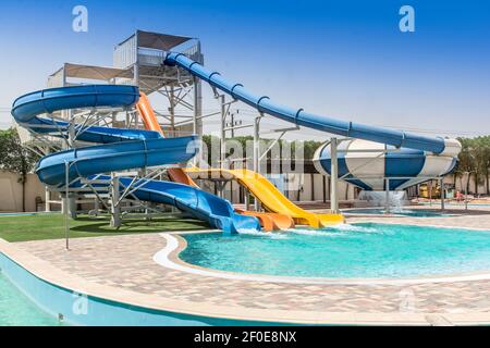 Parc aquatique, toboggans aquatiques, manèges et toboggans piscine de parc aquatique réaliste parc aquatique parc aquatique aquatique Splash Beach parasol bulles et divertissement de palmiers de la bouée de sauvetage Banque D'Images