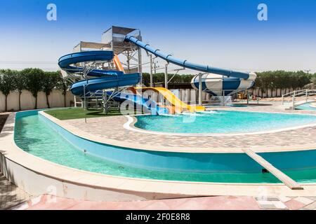 Parc aquatique, toboggans aquatiques, manèges et toboggans piscine de parc aquatique réaliste parc aquatique parc aquatique aquatique Splash Beach parasol bulles et divertissement de palmiers de la bouée de sauvetage Banque D'Images