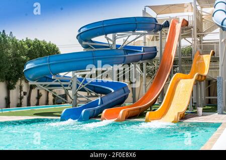 Parc aquatique, toboggans aquatiques, manèges et toboggans piscine de parc aquatique réaliste parc aquatique parc aquatique aquatique Splash Beach parasol bulles et divertissement de palmiers de la bouée de sauvetage Banque D'Images