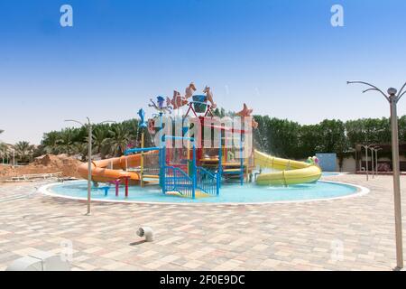 Parc aquatique, toboggans aquatiques, manèges et toboggans piscine de parc aquatique réaliste parc aquatique parc aquatique aquatique Splash Beach parasol bulles et divertissement de palmiers de la bouée de sauvetage Banque D'Images