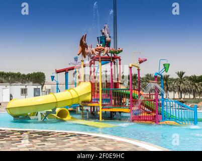 Parc aquatique, toboggans aquatiques, manèges et toboggans piscine de parc aquatique réaliste parc aquatique parc aquatique aquatique Splash Beach parasol bulles et divertissement de palmiers de la bouée de sauvetage Banque D'Images