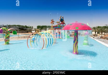 Parc aquatique, toboggans aquatiques, manèges et toboggans piscine de parc aquatique réaliste parc aquatique parc aquatique aquatique Splash Beach parasol bulles et divertissement de palmiers de la bouée de sauvetage Banque D'Images