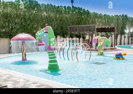 Parc aquatique, toboggans aquatiques, manèges et toboggans piscine de parc aquatique réaliste parc aquatique parc aquatique aquatique Splash Beach parasol bulles et divertissement de palmiers de la bouée de sauvetage Banque D'Images