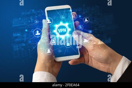 Femme hand holding smartphone avec abréviation VPN, la technologie moderne concept Banque D'Images