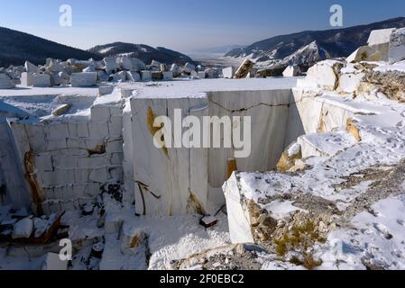 Blocs de marbre dans la carrière abandonnée de Buguldeyka en hiver ensoleillé, Russie Banque D'Images