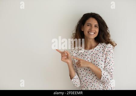 Bonne jeune dame satisfait client de point doigts sur l'offre intéressante Banque D'Images