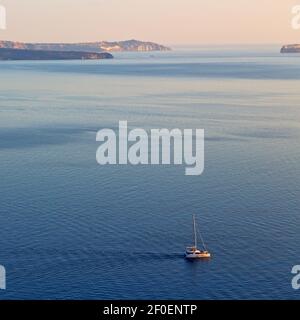 Colline et rochers sur la plage d'été en europe grèce île de santorin Banque D'Images