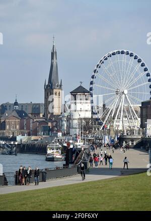 Düsseldorf, Allemagne. 07e mars 2021. Les gens marchent le dimanche le long des rives du Rhin sous un soleil éclatant. Le lundi 8 mars 2021, musées, galeries, les châteaux et les zoos sont autorisés à rouvrir sous certaines conditions. Les visiteurs doivent prendre rendez-vous à l'avance en raison de la pandémie de Corona et porter un masque médical dans les salles fermées. Credit: Caroline Seidel/dpa/Alay Live News Banque D'Images