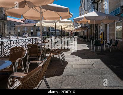 Celanova, Espagne, juillet 2020 - cafés vides dans la ville de Celanova, Ourense, Espagne Banque D'Images