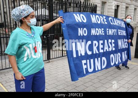 Les infirmières et les travailleurs du NHS du groupe de campagne NHS Workers Say No, ainsi que les gars de Unite et la succursale du syndicat de l'hôpital St Thomas, tiennent une manifestation sociale distancée devant Downing Street à Londres au sujet de la proposition d'augmentation de 1% du salaire du gouvernement. Date de la photo: Dimanche 7 mars 2021. Banque D'Images