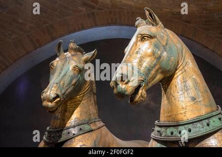 Venise, Italie. Basilique Saint-Marc, l'ancienne Quadriga, détail des têtes de chevaux, Venise Banque D'Images