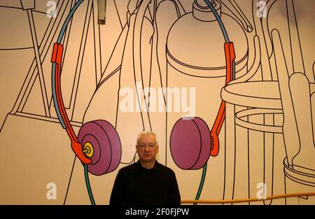 MICHAEL CRAIG MARTIN AVEC SON DESSIN MURAL LABAN DANS LA CONCOARSE DU NOUVEL INSTITUT DE DANSE LABAN EN SE8. 29/1/02 PILSTON Banque D'Images