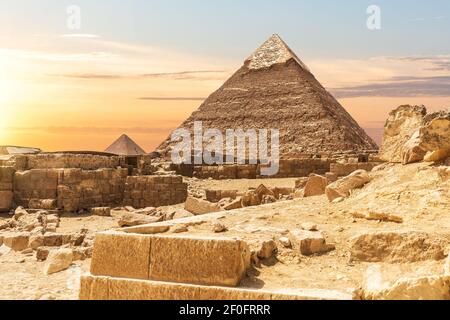 Ruines de l'Égypte ancienne près des pyramides de Gizeh Banque D'Images