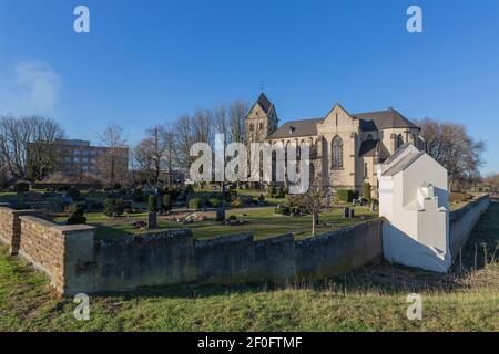 Krefeld - vue du bord du Rhin vers Saint Matthias, documenté pour la première fois en 1150, Rhénanie du Nord Westphalie, Allemagne, 05.03.2021 Banque D'Images