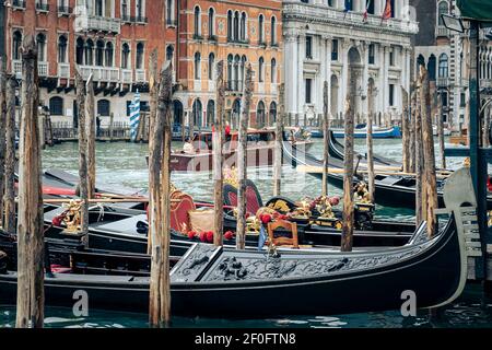 Venise, Italie. Télécabine sur le grand canal, amarré à des poteaux en bois traditionnels Banque D'Images