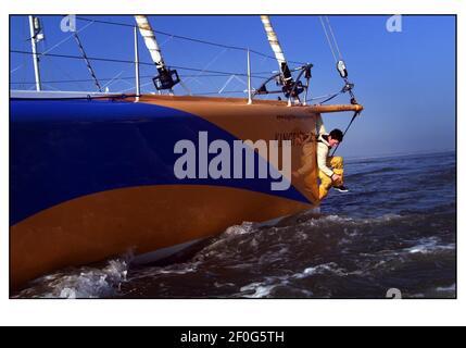 ELLEN MACARTHUR ET KINGFISHER FÉVRIER 2001 À LA TÊTE POUR LA MAISON LE SOLENT Banque D'Images