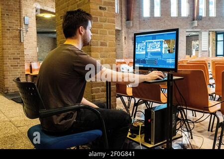 Tilburg, pays-Bas. En raison de la crise de Corona, les masses orientales des Églises catholiques sont exécutées sans audience. Les chrétiens peuvent suivre et participer proceedigs grâce à licestame sur l'Internet. Banque D'Images