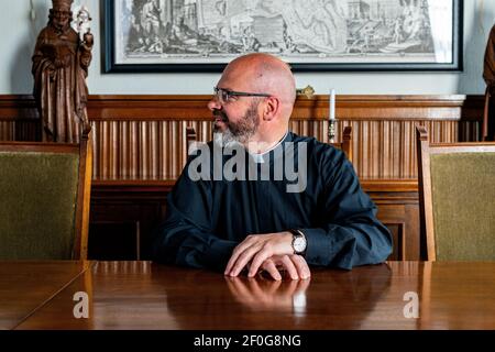 Tilburg, pays-Bas. Portrait d'un prêtre belge catholique dans sa salle de réunion Parisch. Banque D'Images