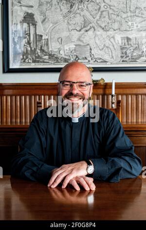 Tilburg, pays-Bas. Portrait d'un prêtre belge catholique dans sa salle de réunion Parisch. Banque D'Images