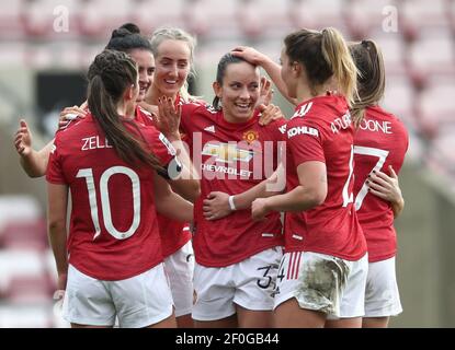 Jess Sigsworth (à gauche) de Manchester United célèbre le deuxième but de son équipe avec Lucy Staniforth (au centre) lors du match de la Super League féminine de la FA au Leigh Sports Village, à Leigh. Date de la photo: Dimanche 7 mars 2021. Banque D'Images