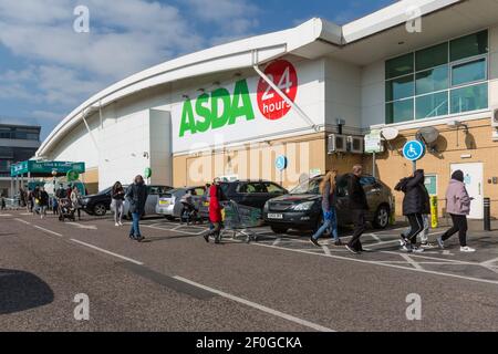 Wembley Park, Londres, Royaume-Uni. 7 mars 2021. Les files d'attente des supermarchés à Asda à Wembley sont revenues ce week-end avant la réouverture des écoles lundi. La variante sud-africaine du coronavirus a été détectée dans North Wembley plus tôt cette semaine et les supermarchés restreignent une fois de plus le nombre de clients entrant dans le magasin. Amanda Rose/Alamy Live News Banque D'Images