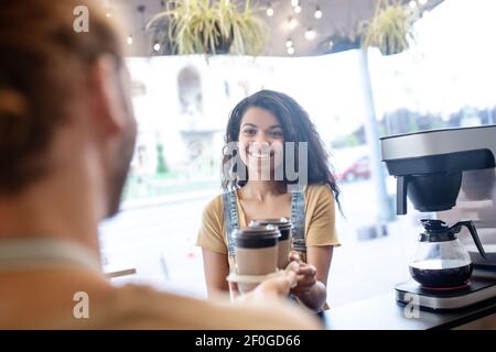 Femme prenant un café à emporter commandé Banque D'Images